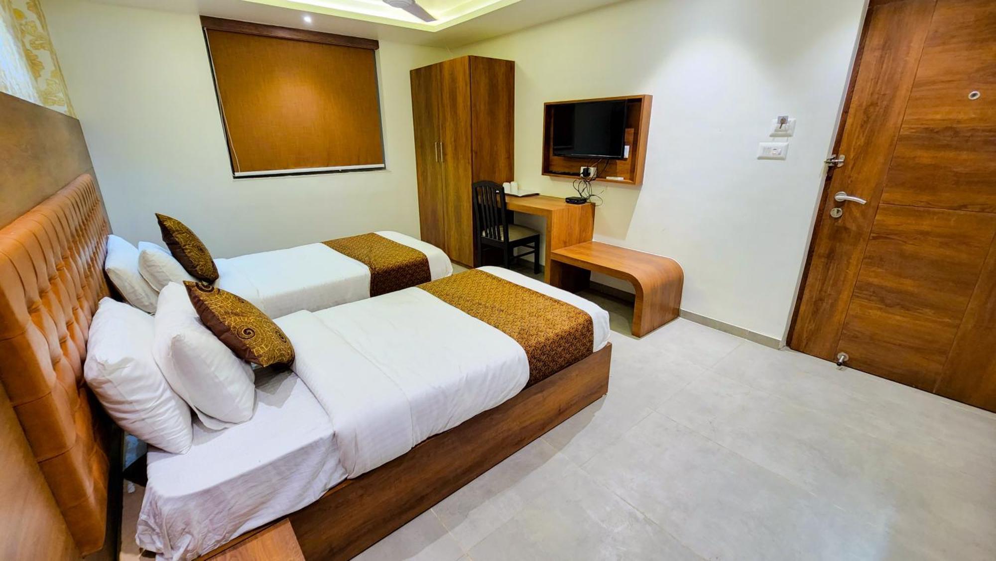 Hotel Nova Pride Райкот Екстериор снимка